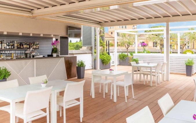 Terras en bar van Hotel Mercura Roma Centro Colloseo Rome